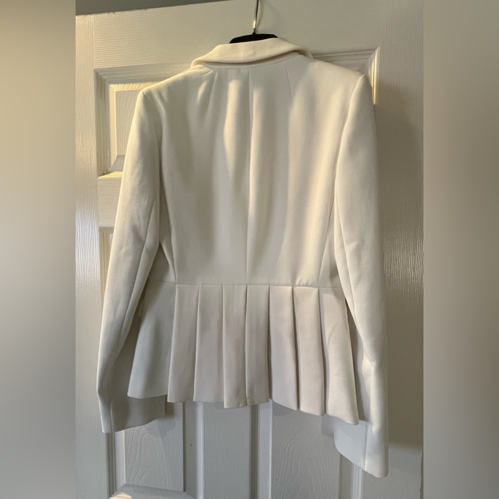 White Tailored Blazer with Notched Lapels and Fitted Silhouette - size 2T